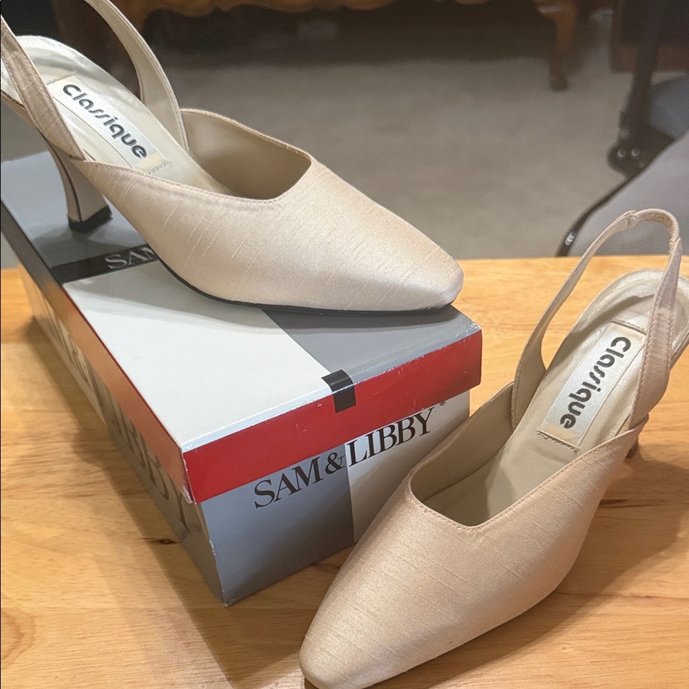 Classique Women's Beige Slingback Heels